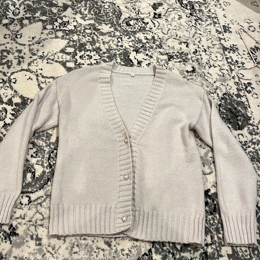 ✨Beige Cardigan Sz Sm with Pearl Flower Buttons